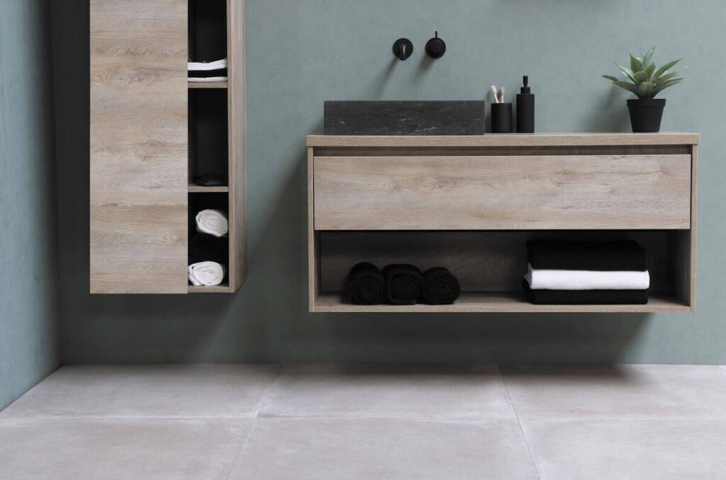 Armoire en cannage et rotin dans un intérieur lumineux