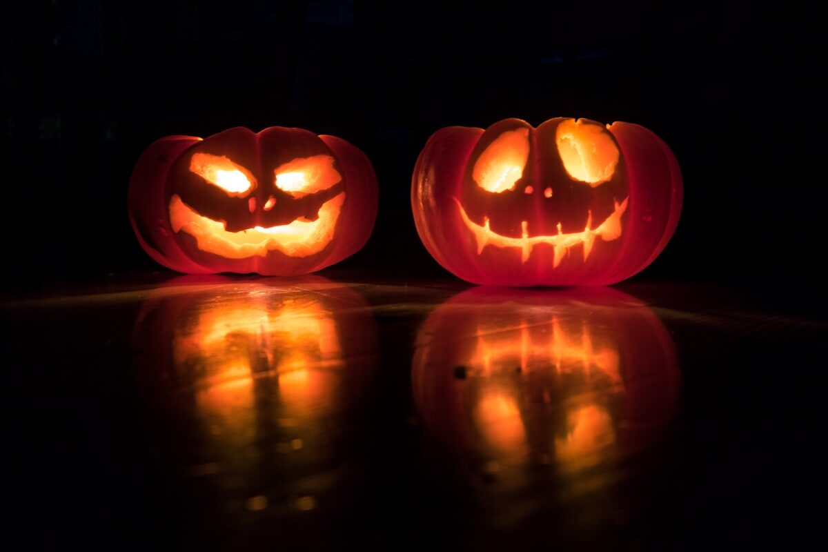 Table décorée pour Halloween avec lanternes